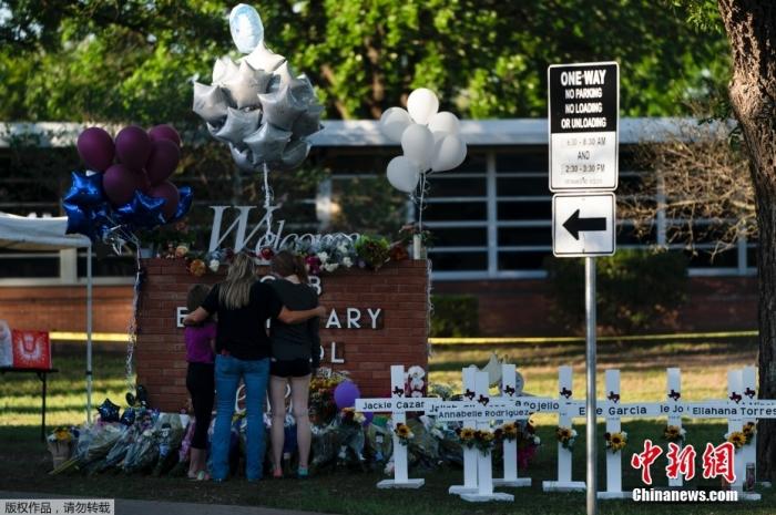 当地时间5月26日，美国得克萨斯州尤瓦尔迪市，民众悼念小学枪击案遇害者。当地一所小学5月24日发生枪击案，造成21人死亡，其中包括19名儿童。