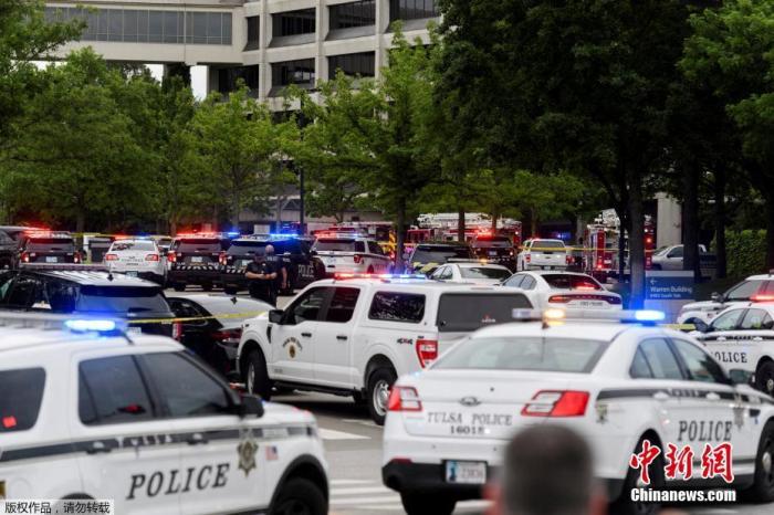 当地时间6月1日，美国俄克拉何马州塔尔萨市圣弗朗西斯医院，救援人员和警察抵达现场。据美国国家公共广播电台(NPR)消息，美国俄克拉何马州塔尔萨的一所医院发生枪击，警方证实包括枪手在内共5人死亡。报道援引美国非营利组织“枪支暴力档案”的数据称，这已经是美国2022年发生的第233起大规模枪击事件。