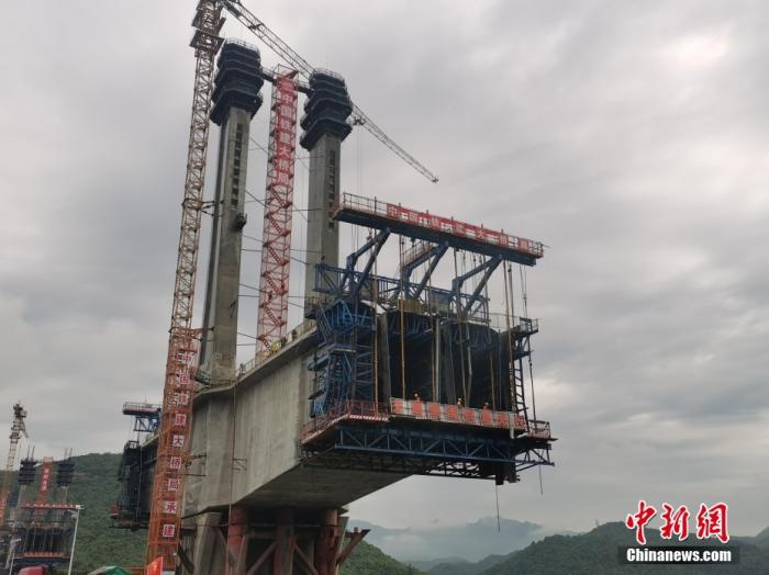 图为施工现场。 <a target='_blank' href='/'>中新社</a>记者 张强 摄