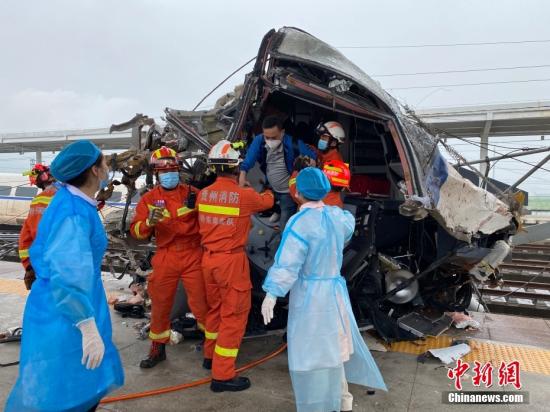 Rescuers work in the accident site where a high-speed train derailed due to a mudslide in southwest China's Guizhou Province on June 4, 2022. (Photo/ Provided  to Chinanews.com)