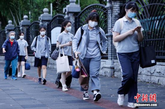 Students in Shanghai return to school, June 6, 2022. （Photo/China News Service）