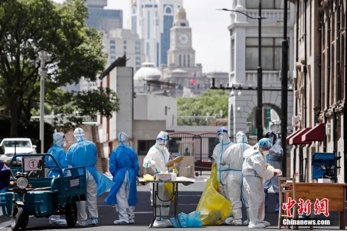 6月11日，医护人员在上海市虹口区金山路、天潼路进行核酸采样。殷立勤 摄