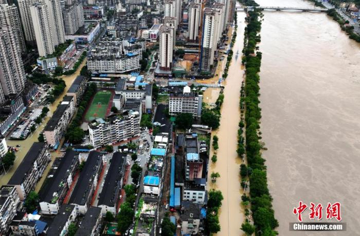 图为6月14日，受持续强降雨影响，暴涨的沙溪河水造成福建三明城区多处低洼地区因河水上涨被淹。 张凌欣 摄