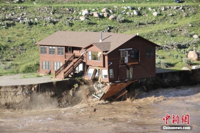 “历史性洪水”侵袭美国黄石公园 部分地区或长期关闭