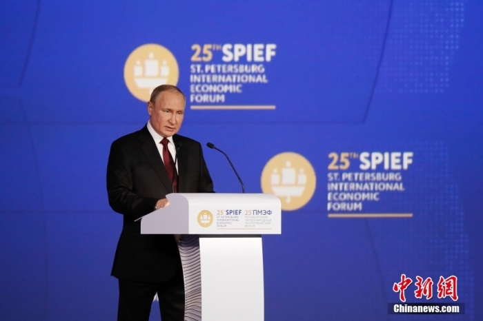 当地时辰6月17日，俄罗斯圣彼得堡，俄罗斯总统普京正正在第25届圣彼得堡邦际经济论坛全数会议上颁布讲话。 圣彼得堡邦际经济论坛 供图