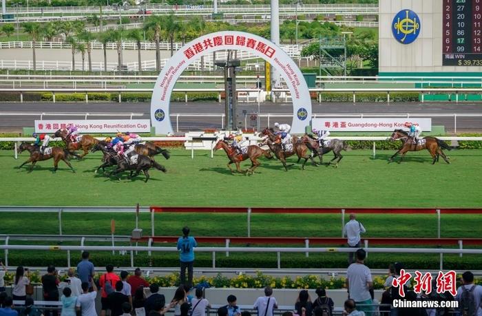 2018年7月1日，香港賽馬會在沙田馬場舉行“香港共慶回歸賽馬日”活動。 <a target='_blank' href='/'>中新社</a>記者 張煒 攝