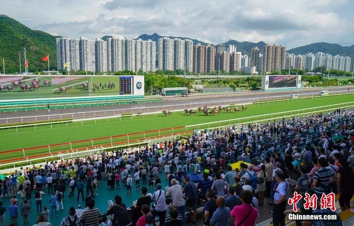 2018年7月1日，香港赛马会在沙田马场举行“香港共庆回归赛马日”活动。 <a target='_blank' href='/'>中新社</a>记者 张炜 摄 　