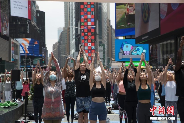 当地时间6月21日，民众在美国纽约时报广场做瑜伽迎接夏至到来。 <a target='_blank' href='http://www.chinanews.com/'>中新社</a>记者 廖攀 摄