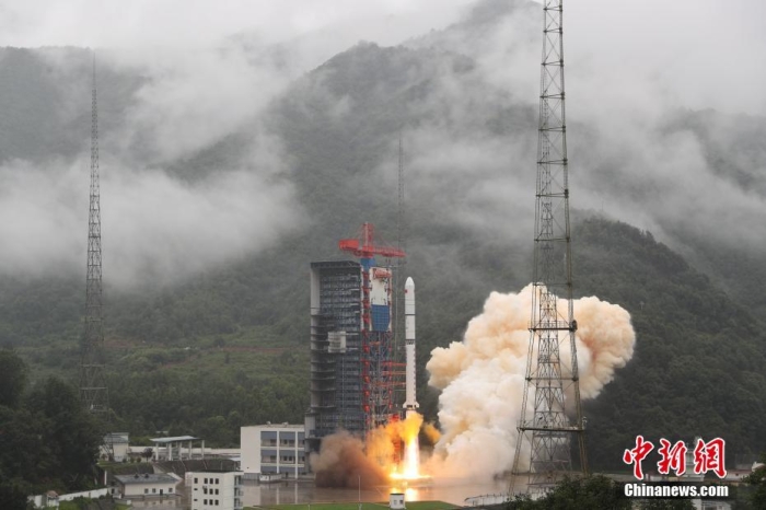北京時間6月23日10時22分，中國在西昌衛星發射中心使用長征二號丁運載火箭，採取一箭三星方式，成功將遙感三十五號02組衛星發射陞空，衛星順利進入預定軌道，發射任務獲得圓滿成功。該衛星主要用於科學試騐、國土資源普查、辳産品估産及防災減災等領域。此次任務是長征系列運載火箭的第424次飛行。邱立軍 攝