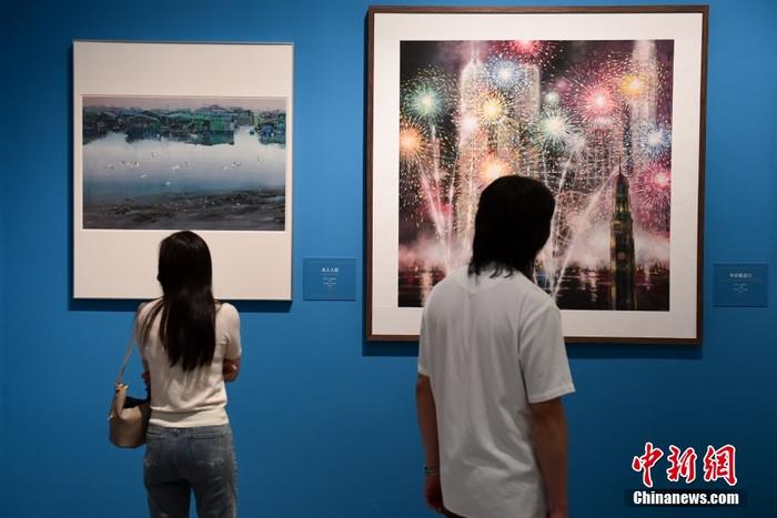 6月24日，北京，参观者观看展出的美术作品。 <a target='_blank' href='/'>中新社</a>记者 田雨昊 摄
