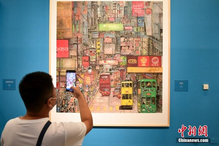 6月24日，北京，参观者拍摄展出的中国画《醉香港》。<a target='_blank' href='/'>中新社</a>记者 田雨昊 摄