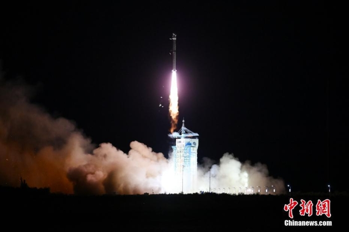 北京时间6月27日23时46分，中国在酒泉卫星发射中心使用长征四号丙运载火箭，将高分十二号03星发射升空，卫星顺利进入预定轨道，发射任务获得圆满成功。高分十二号03星是高分辨率对地观测系统国家科技重大专项安排的微波遥感卫星，主要用于国土普查、城市规划、土地确权、路网设计、农作物估产和防灾减灾等领域。a target='_blank' href='/'中新社/a发 汪江波 摄