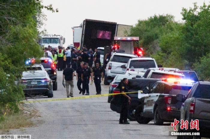 当地时间6月27日，美国得克萨斯州圣安东尼奥发生一起移民惨案。当地警方发现一辆18轮卡车内至少有42具移民遗体，另有16人被送往医院，目前警方正在进行调查。