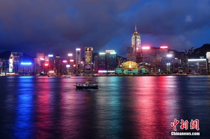 6月29日晚，香港维多利亚港两岸灯光璀璨，多栋大厦外墙上庆祝香港回归25周年的灯饰格外醒目。 <a target='_blank' href='/'>中新社</a>记者 张炜 摄