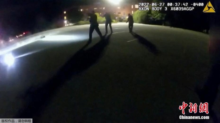 近日，美国俄亥俄州阿克伦市25岁非洲裔男子杰兰德·瓦尔克遭多达8名警察连开数十枪打死。3日，当地警方在新闻发布会上公布了事发时的警察执法记录仪视频，从视频中可以看到，瓦尔克在逃跑时被8名警察乱枪打死。图为警察向杰兰德·瓦尔克开枪。