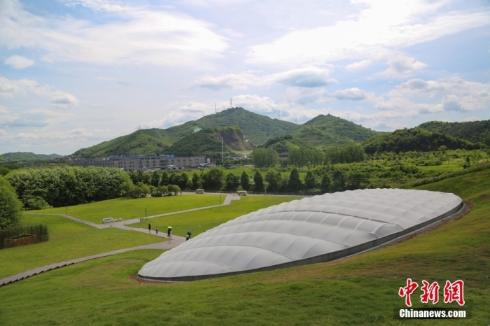 7月6日，游客在老虎岭遗址公园参观。当日，位于浙江杭州的老虎岭遗址公园正式开放，世界上最早的堤坝系统与公众见面。良渚古城外围水利系统是中国迄今发现最早的大型水利系统，也是世界迄今发现最早的拦洪大坝工程。 <a target='_blank' href='/'>中新社</a>发 杨舒涵 摄