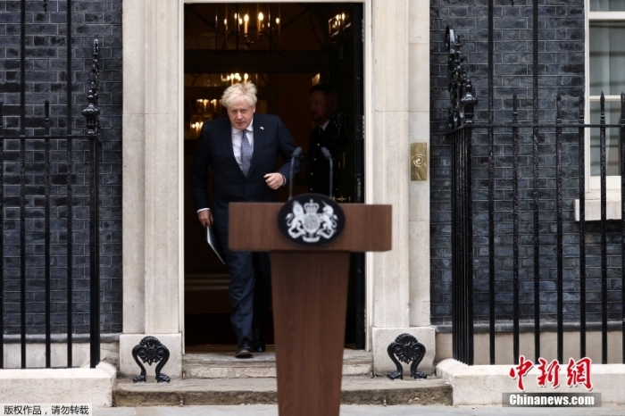 當地時間7月7日，英國首相約翰遜發表辭職聲明，他表示自己將留任至“新領導人就位”。約翰遜還在講話中列舉了自己在任期間的一系列成就，并稱自己“感到無比自豪”。