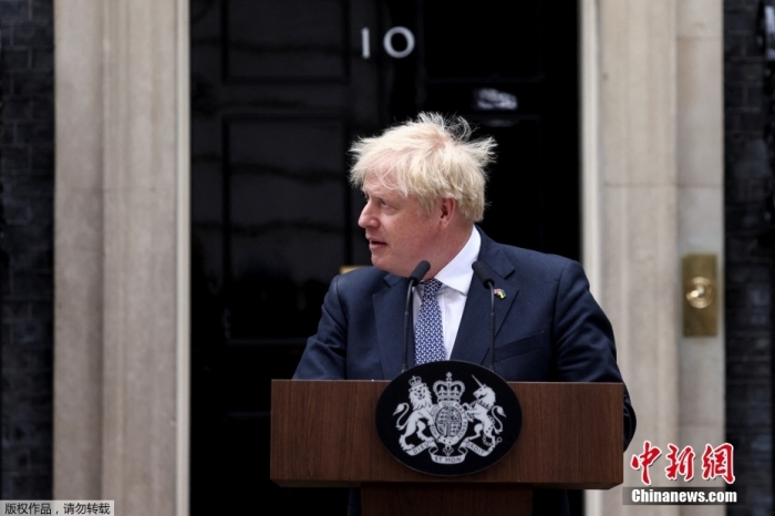 資料圖：英國首相約翰遜發表辭職聲明，他表示自己將留任至“新領導人就位”。約翰遜還在講話中列舉了自己在任期間的一系列成就，并稱自己“感到無比自豪”。