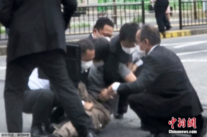 当地时间7月8日，日本前首相安倍在奈良市进行演讲时遭到枪击。据警方透露，被逮捕的嫌疑人山上徹也在接受调查时供述称，“因对安倍不满，所以想杀了他”。据日本《读卖新闻》报道，山上徹也是前日本海上自卫队队员。图为嫌疑人被逮捕的现场画面。