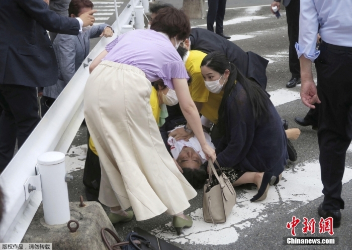 当地时间7月8日，日本前首相安倍在奈良市进行演讲时遭到枪击。日媒称，嫌疑人已被警方控制。图为日本前首相安倍晋三在奈良的竞选活动中被枪击后躺在地上。