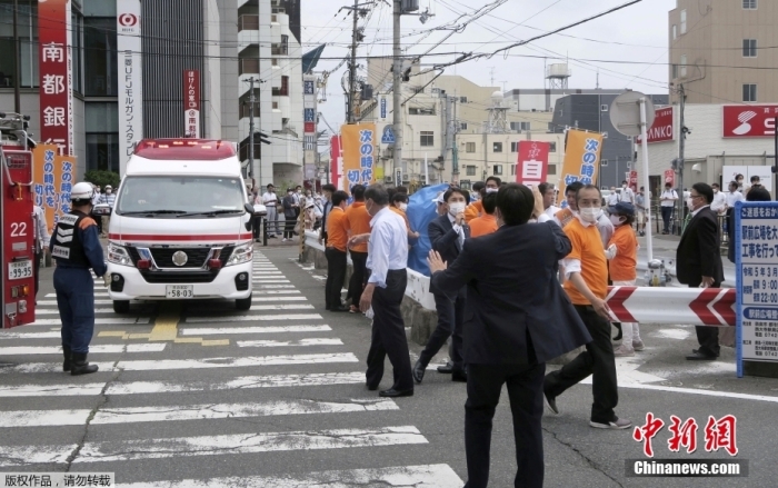 当地时间7月8日，日本前首相安倍在奈良市进行演讲时遭到枪击。日媒称，嫌疑人已被警方控制。图为日本前首相安倍晋三被枪击后救护车抵达现场。