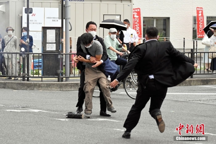 当地时间7月8日，日本前首相安倍在奈良市进行演讲时遭到枪击。据警方透露，被逮捕的嫌疑人山上徹也在接受调查时供述称，“因对安倍不满，所以想杀了他”。据日本《读卖新闻》报道，山上徹也是前日本海上自卫队队员。图为警察逮捕枪杀前首相安倍晋三的嫌疑人。图片来源：视觉中国