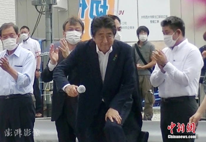 当地时间7月8日，日本前首相安倍在奈良市进行演讲时遭到枪击。图为嫌疑人山上徹也当时在其右后方埋伏。图片来源：ICphoto