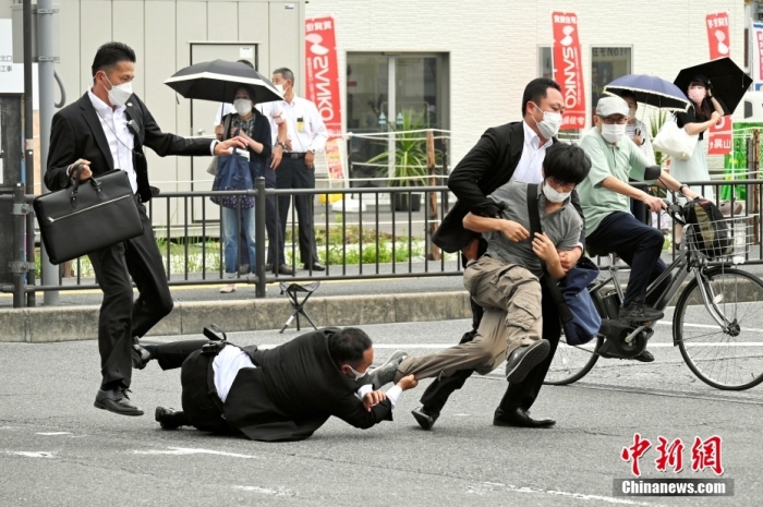 当地时间7月8日，日本前首相安倍在奈良市进行演讲时遭到枪击。据警方透露，被逮捕的嫌疑人山上徹也在接受调查时供述称，“因对安倍不满，所以想杀了他”。据日本《读卖新闻》报道，山上徹也是前日本海上自卫队队员。图为警察逮捕枪杀前首相安倍晋三的嫌疑人现场画面。图片来源：视觉中国