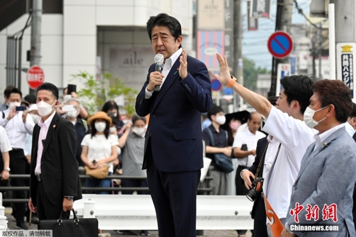 当地时间7月8日，日本前首相安倍在奈良市进行演讲时遭到枪击。日媒称，嫌疑人已被警方控制。图为日本前首相安倍晋三在遭遇枪击前，正在进行街头演讲。图片来源：视觉中国
