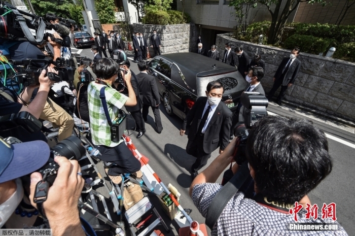 据日本朝日电视台报道，当地时间7月9日下午，载有日本前首相安倍晋三遗体的灵车抵达其位于东京的住宅。