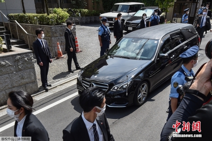 850人在日本东京集会 反对为前首相安倍举行国葬