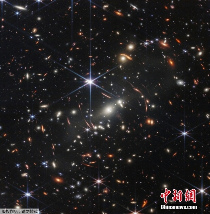 當地時間7月11日，美國宇航局詹姆斯·韋伯太空望遠鏡拍攝的第一張全彩照片公布。這張全色圖像顯示了星系團SMACS 0723，它是由近紅外相機拍攝的不同波長的圖像合成的。