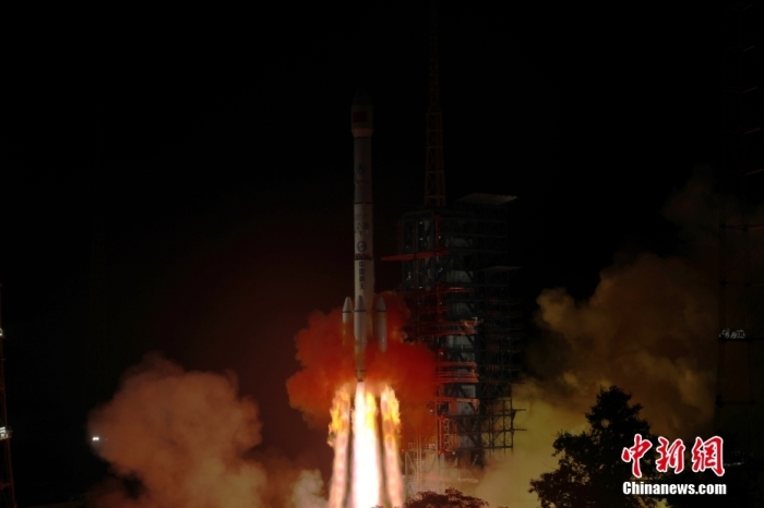 北京时间7月13日0时30分，中国在西昌卫星发射中心使用长征三号乙运载火箭，成功将天链二号03星发射升空，卫星顺利进入预定轨道，发射任务获得圆满成功。中新社发 邱立军 摄
