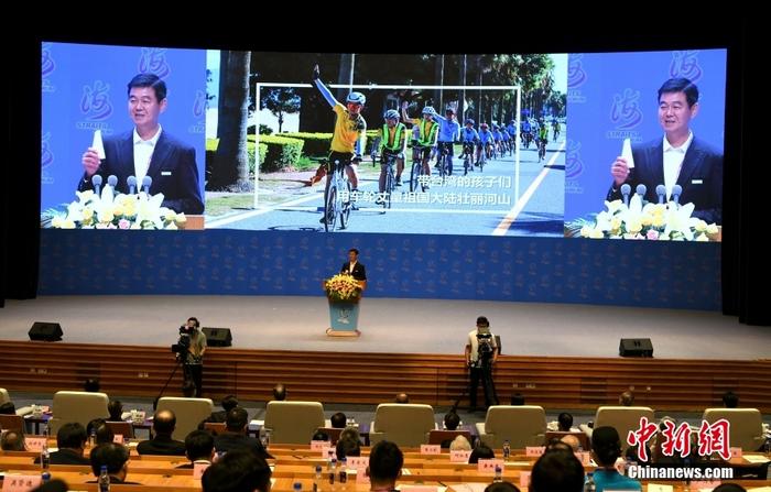 7月13日，第十四届海峡论坛大会在福建省厦门市召开。台湾单车天使协会理事长杨民忠也刚刚在厦门收官第十届“单车天使”骑行活动，他登台回顾这10年的神州“骑”迹。 <a target='_blank' href='/'>中新社</a>记者 王东明 摄