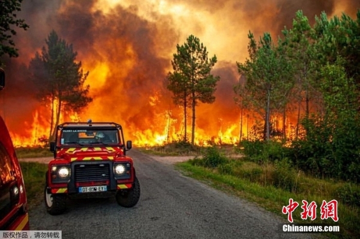 法国西南部地区的森林火灾已持续近一周，截至当地时间7月16日晚，过火面积已达上万公顷。作为预防措施，已有近1.4万人被疏散。图为当地时间7月13日，法国吉伦特省Landiras附近，森林处在熊熊大火之中。