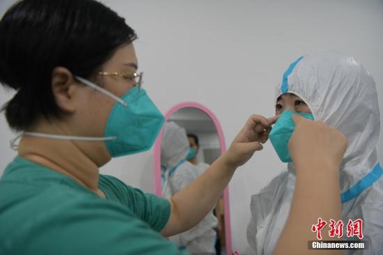 Medical workers are ready to work at a mobile cabin hospital in Beihai, Guangxi Zhuang Autonomous Region, July 19, 2022. (Photo/China News Service)