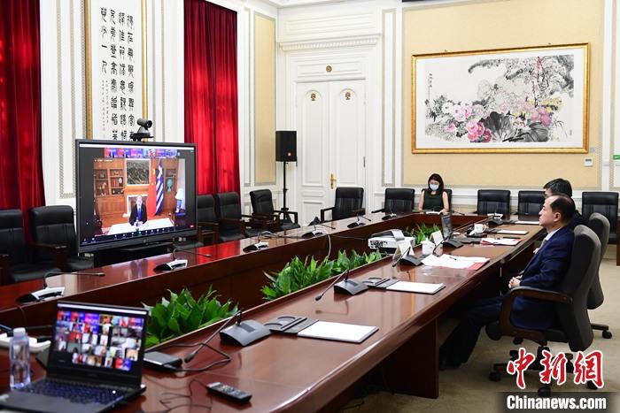 7月21日,第二届中国希腊文明交流互鉴对话会暨“汉语桥”希腊学生线上夏令营开幕式在北京成功举办。本次活动由中国人民对外友好协会与中外语言交流合作中心共同主办。两国大学、友好城市、友好组织、专家学者和青年代表共约200人在线参会。图为中国驻希腊大使肖军正通过视频在开幕式上致辞。 <a target='_blank' href='/'>中新社</a>记者 田雨昊 摄 7月21日,第二届中国希腊文明交流互鉴对话会暨“汉语桥”希腊学生线上夏令营开幕式在北京成功举办。本次活动由中国人民对外友好协会与中外语言交流合作中心共同主办。两国大学、友好城市、友好组织、专家学者和青年代表共约200人在线参会。图为中国驻希腊大使肖军正通过视频在开幕式上致辞。 <a target='_blank' href='/'>中新社</a>记者 田雨昊 摄
