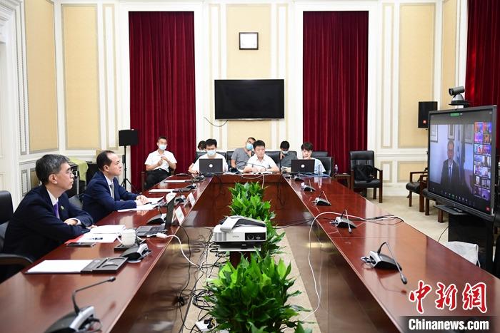 7月21日,第二届中国希腊文明交流互鉴对话会暨“汉语桥”希腊学生线上夏令营开幕式在北京成功举办。本次活动由中国人民对外友好协会与中外语言交流合作中心共同主办。两国大学、友好城市、友好组织、专家学者和青年代表共约200人在线参会。图为开幕式现场。 <a target='_blank' href='/'>中新社</a>记者 田雨昊 摄 7月21日,第二届中国希腊文明交流互鉴对话会暨“汉语桥”希腊学生线上夏令营开幕式在北京成功举办。本次活动由中国人民对外友好协会与中外语言交流合作中心共同主办。两国大学、友好城市、友好组织、专家学者和青年代表共约200人在线参会。图为开幕式现场。 <a target='_blank' href='/'>中新社</a>记者 田雨昊 摄