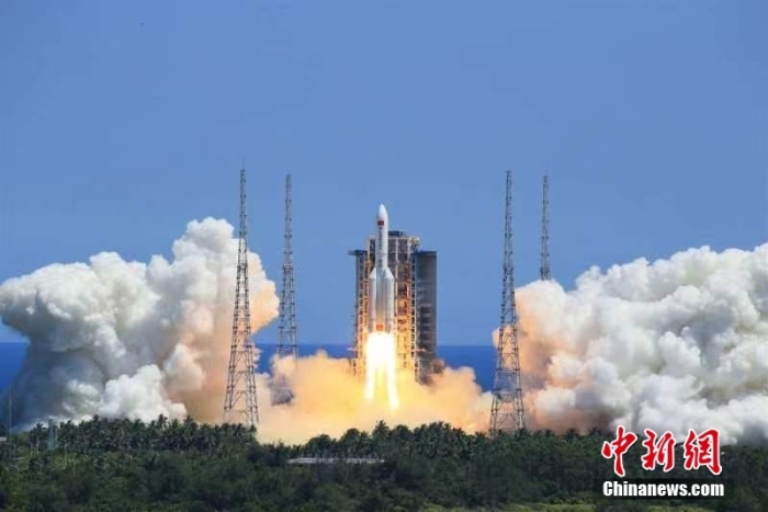 北京时间2022年7月24日14时22分，搭载问天实验舱的长征五号B遥三运载火箭，在我国文昌航天发射场点火发射，发射取得圆满成功。屠海超 摄