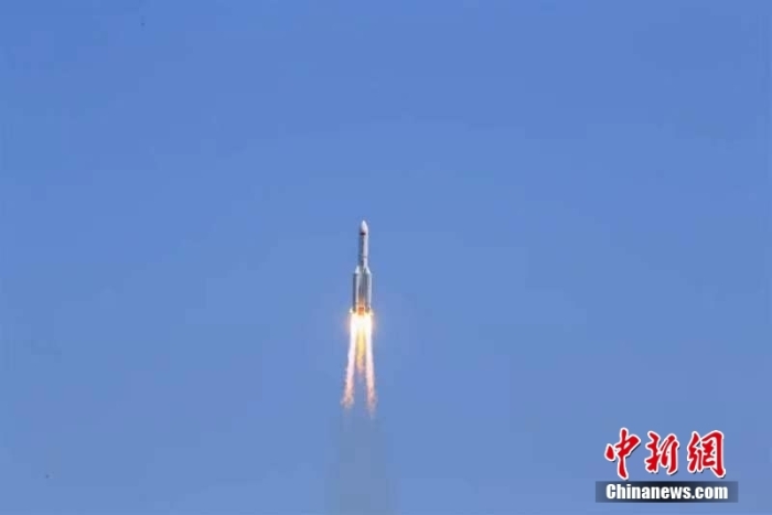 北京时间2022年7月24日14时22分，搭载问天实验舱的长征五号B遥三运载火箭，在我国文昌航天发射场点火发射，发射取得圆满成功。屠海超 摄