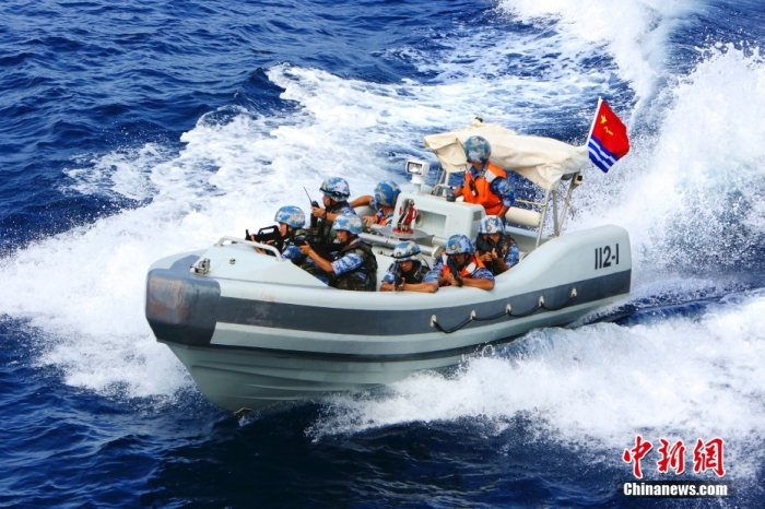 中国海军第十四批护航编队小艇紧急出动，进行护航任务。 <a target='_blank' href='/'>中新社</a>发 王长松 摄