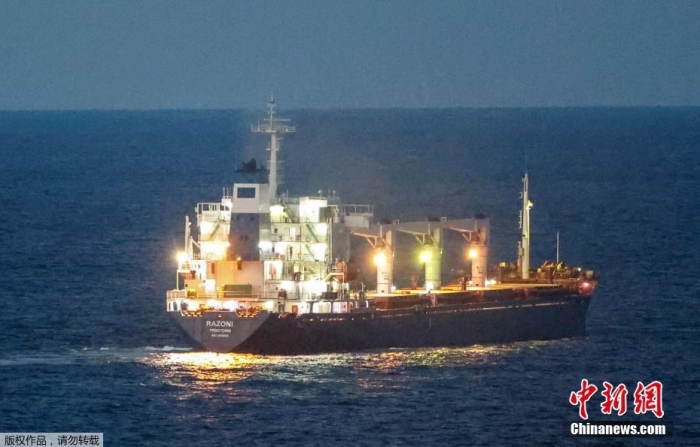 当地时间8月2日，土耳其伊斯坦布尔，首艘乌克兰运粮船已进入土耳其领海。据报道，当地时间2日晚，首艘乌克兰运粮船抵达土耳其博斯普鲁斯海峡入海口，目前已在指定锚地停泊。此船装载超过2.6万吨玉米，1日离开敖德萨港，接受检查后将驶往黎巴嫩。