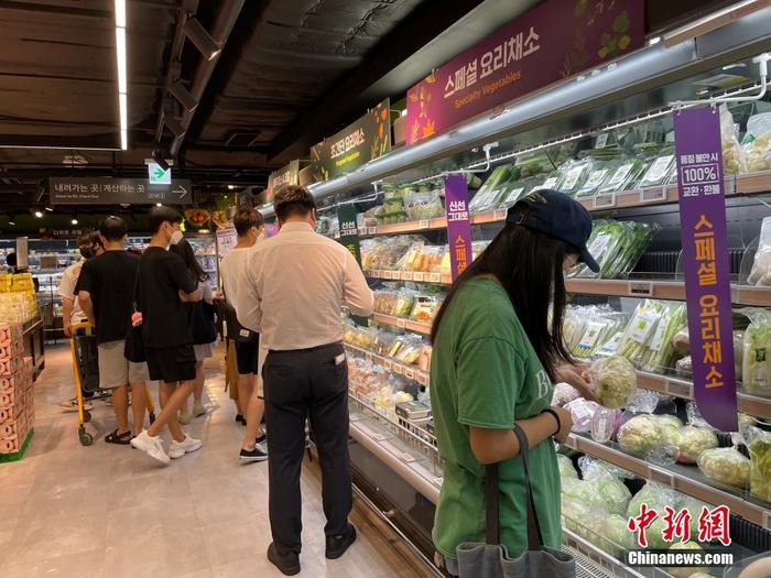 当地时间8月2日，韩国统计厅发布的消费者物价动向资料显示，7月韩国居民消费价格指数（CPI）为108.74，同比增长6.3%，涨幅创下23年零8个月来的新高。图为市民在首尔一家超市内选购商品。 <a target='_blank' href='/'>中新社</a>发 万佳欣 摄