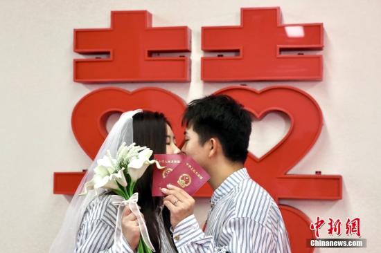 Educational 'marrying down' more common among women