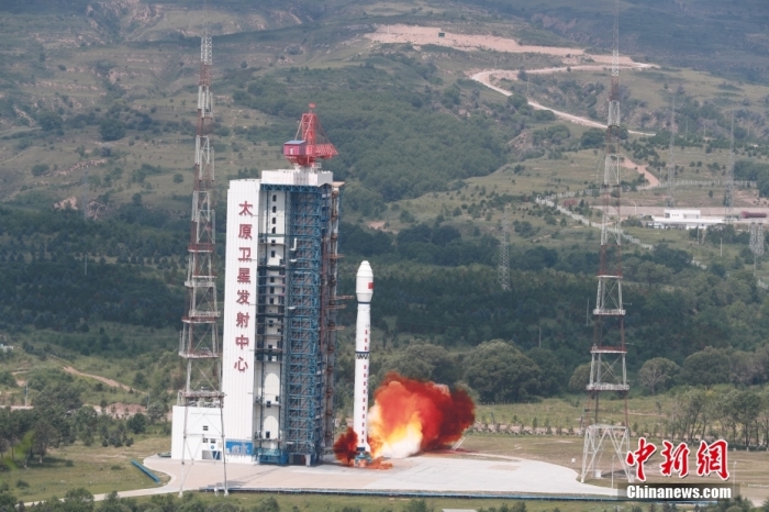 北京时间（shijian）8月4日11时08分，中国在太原卫星发射中心使用长征四号乙遥四十运载火箭，成功将陆地生态系统碳监测卫星以及搭载的(de)交通四号卫星和闵行少年星顺利送入预定轨道，发射任务获得圆满成功。陆地生态系统碳监测卫星主要用于陆地生态系统碳监测、陆地生态和资源调查监测、国家重大生态工程监测评价，并为环保、测绘、气象、农业(ye)、减灾等领域提供业(ye)务支撑和研究服务(fuwu)。此次任务是(shi)长征系列运载火箭第430次飞行。图为发射现场。 供图：郑斌