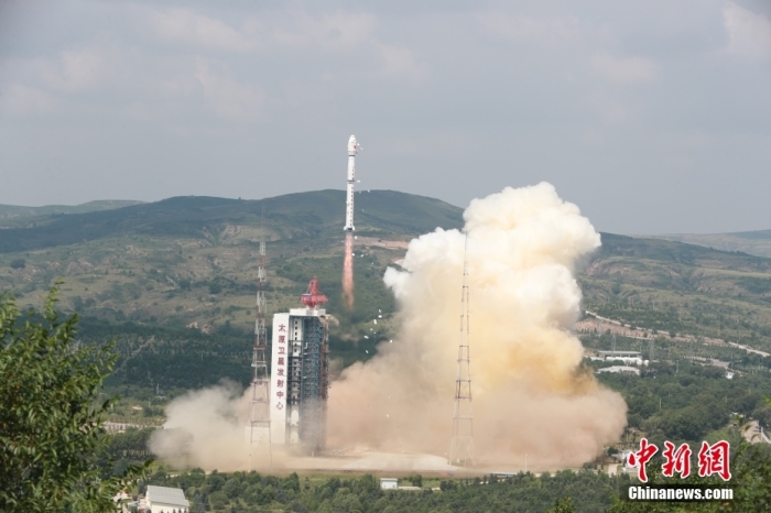 北京时间（shijian）8月4日11时08分，中国在太原卫星发射中心使用长征四号乙遥四十运载火箭，成功将陆地生态系统碳监测卫星以及搭载的(de)交通四号卫星和闵行少年星顺利送入预定轨道，发射任务获得圆满成功。陆地生态系统碳监测卫星主要用于陆地生态系统碳监测、陆地生态和资源调查监测、国家重大生态工程监测评价，并为环保、测绘、气象、农业(ye)、减灾等领域提供业(ye)务支撑和研究服务(fuwu)。此次任务是(shi)长征系列运载火箭第430次飞行。图为发射现场。 供图：郑斌