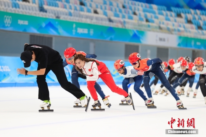图为中国女子短道速滑队通顺员赵楠楠(前排左二)与青少年队员一齐滑行。 中新社记者 韩海丹 摄