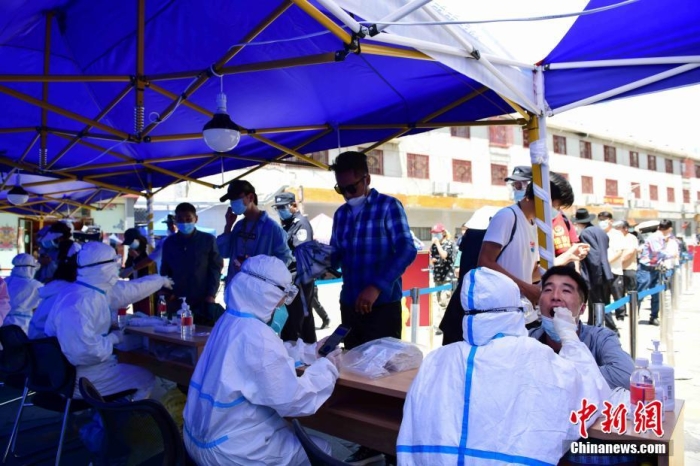 8月9日，西藏拉萨，市民在城关区八廓街道鲁固社区的核酸检测现场进行核酸检测。 中新社记者 贡嘎来松 摄