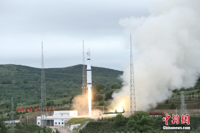 8月10日12时50分，中国在太原卫星发射中心使用长征六号遥十运载火箭，成功将吉林一号高分 03D09 星、云遥一号 04-08 星等十六颗卫星发射升空，卫星顺利进入预定轨道，发射任务获得圆满成功。该批卫星主要用于商业遥感、大气成像等领域。郑斌 摄