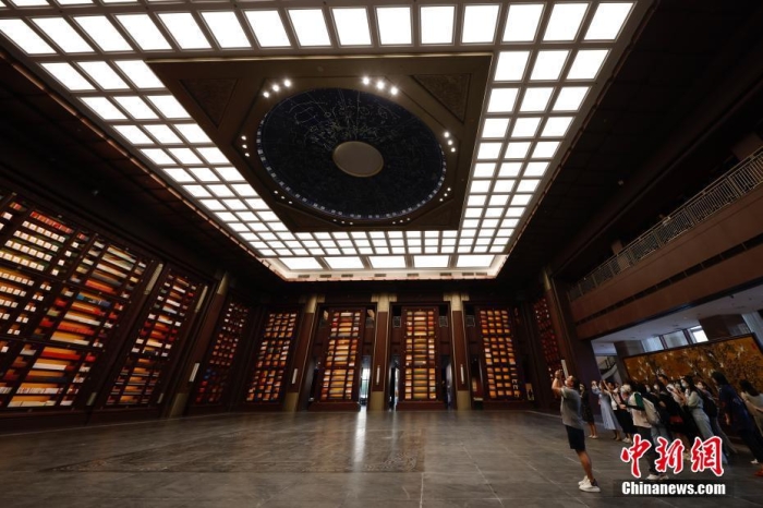 图为中国国家版本馆中央总馆文华堂的国家书房。 中新社记者 韩海丹 摄